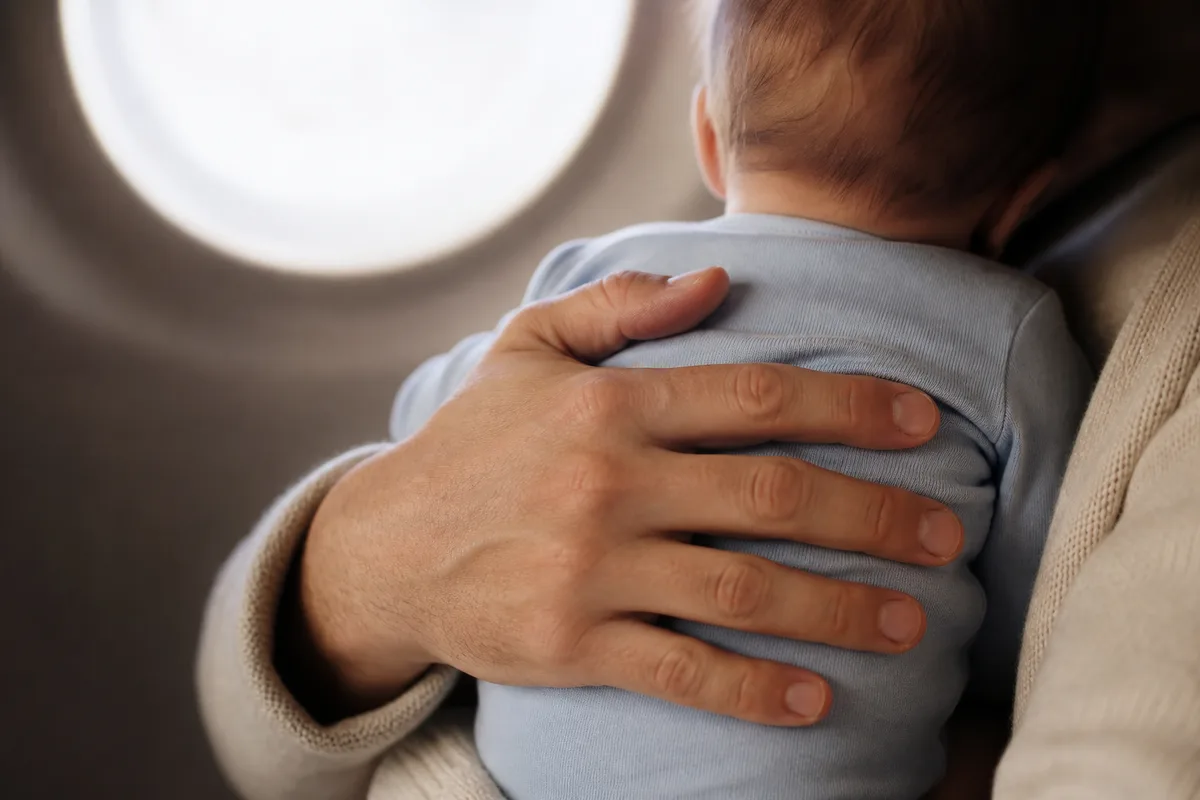 Prendre l'avion avec un bébé : papiers, oreilles, nacelle